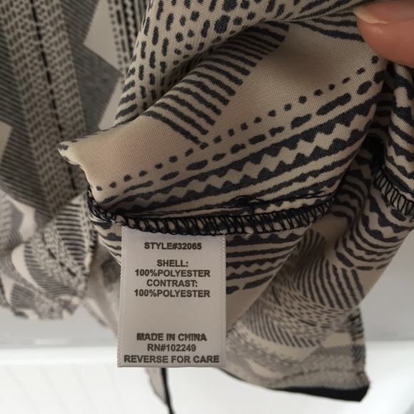 Button-Back Patterned Top - Picture 7 of 7